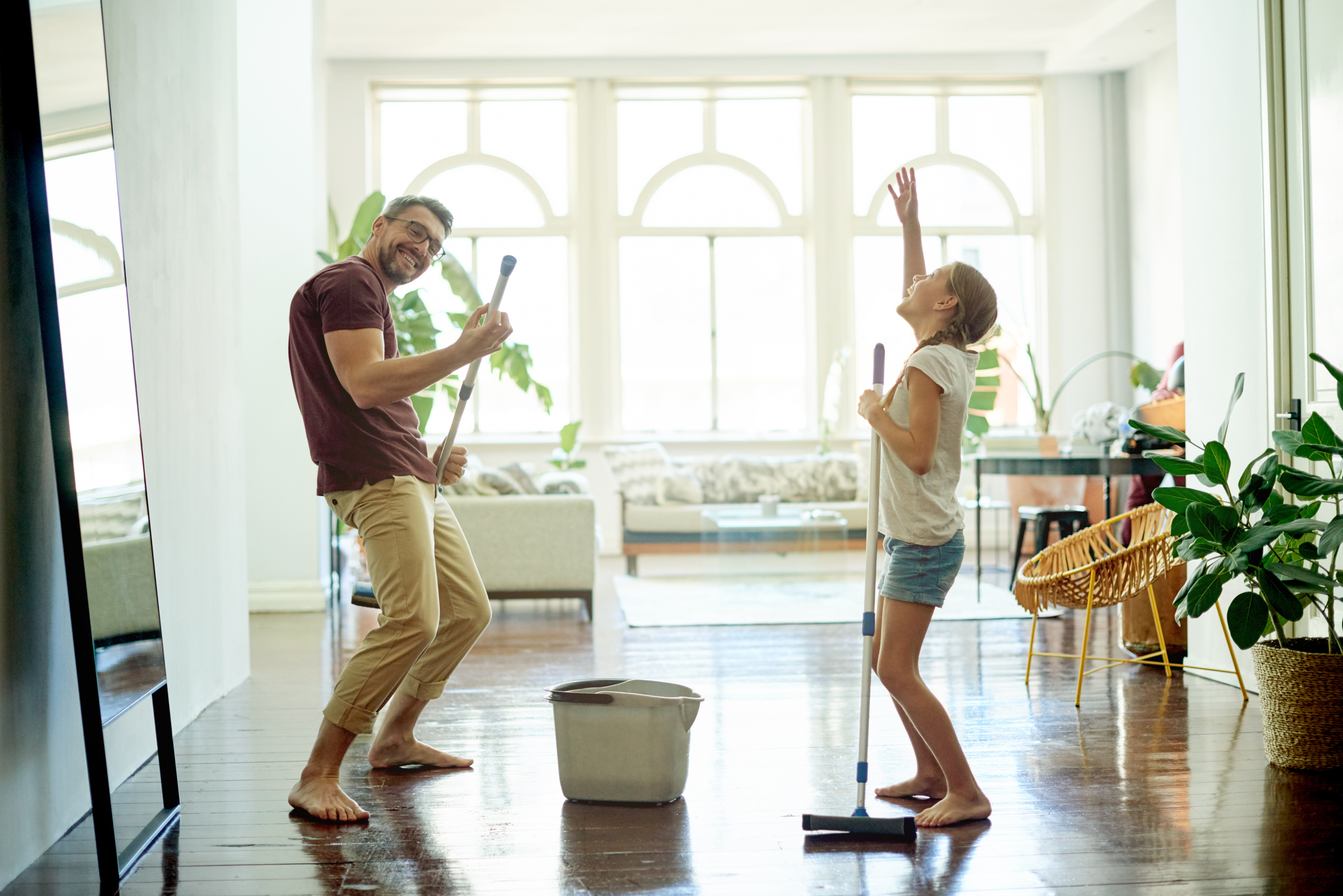 House chores. Уборка. Семья убирается. Мужчина в доме!. Ночная уборка.