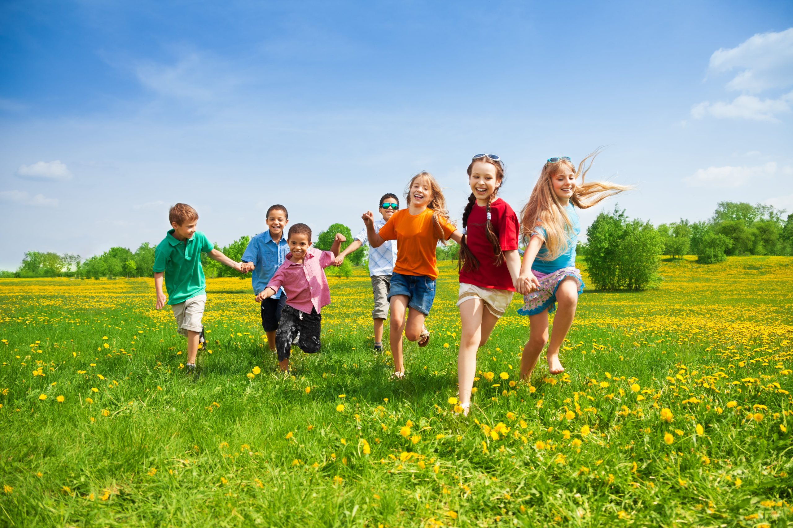 In summer. Дети и природа. Дети на лугу. Счастливые дети на природе. Счастливый ребенок.